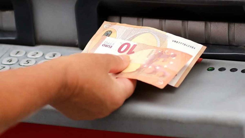 La nouvelle est tombée  il ne sera désormais plus possible de retirer des billets d’ici fin 2026, hormis dans ces banques