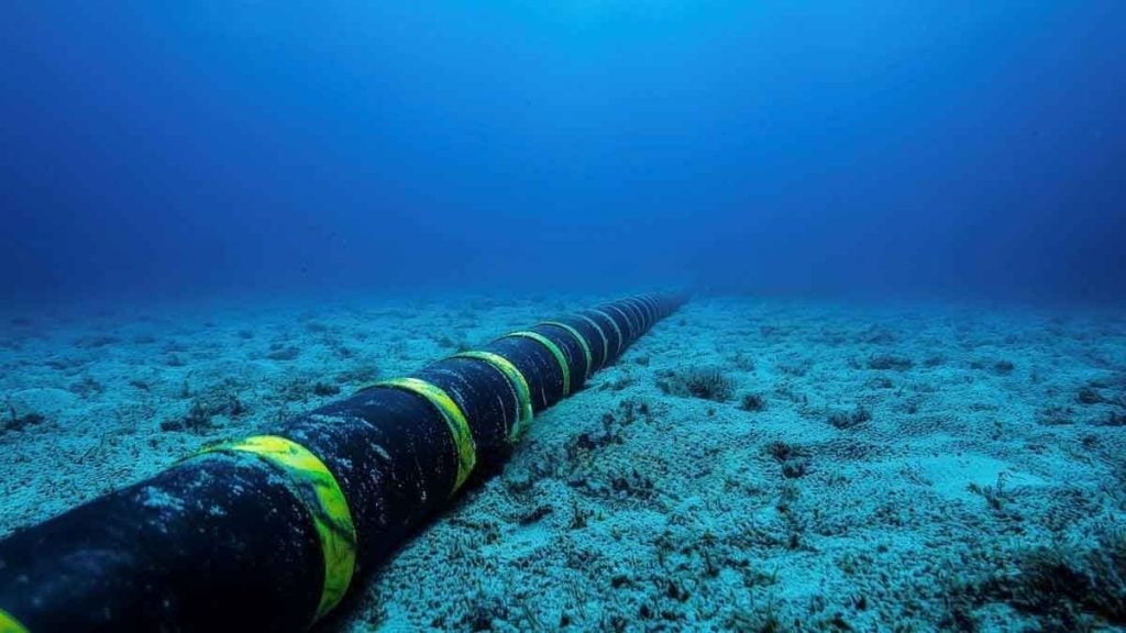 Le premier câble de fibre optique transatlantique est extrait de l’océan  plongée dans une opération titanesque