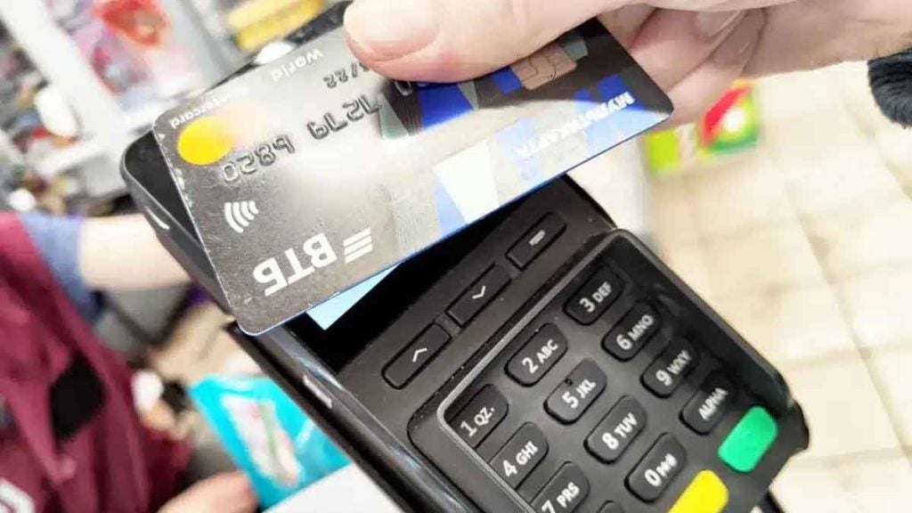 Paiement sans contact  si un morceau de scotch masque le terminal de paiement, gare à l’arnaque