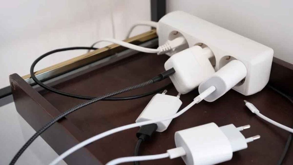 Peut-on laisser un chargeur de téléphone branché continuellement