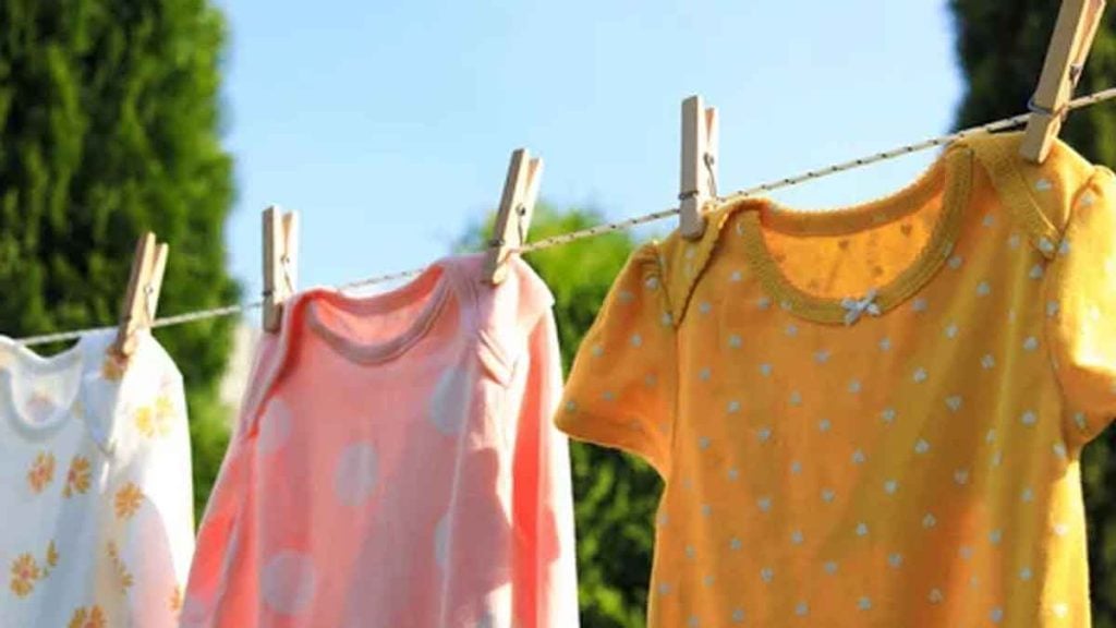 Pourquoi il est désormais déconseillé d’étendre son linge dehors entre 10 h et 15 h en mars