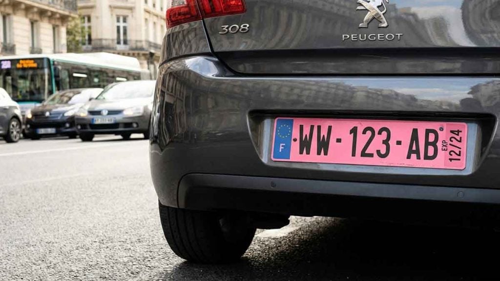 Voici à quoi renvoie cette plaque noire « DF » que l’on croise en France en 2026